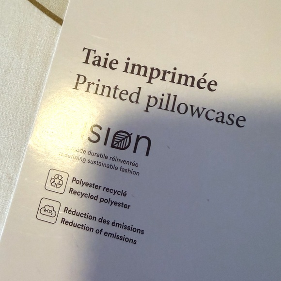 Set of 2 snowglobe printed pillowcases NWT - Picture 4 of 8